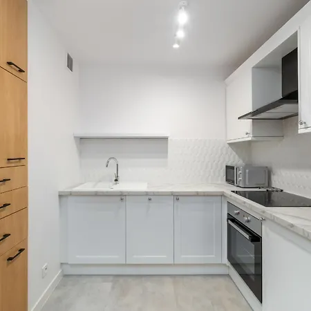 Modern - Center